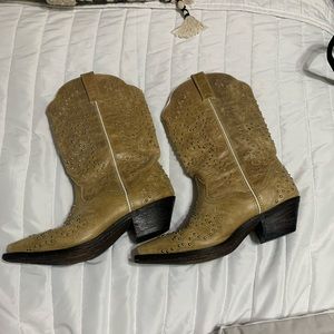 Womens studded cowboy boots size 7.5